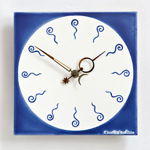 blaue Uhr - Fliesenmalerei von Annelie Somborn