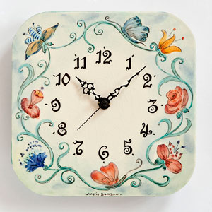 handbemalte Fliesen - Uhr mit Blumenmotiv und Zahlen