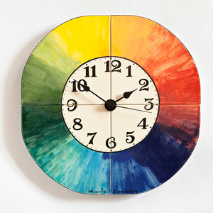 Uhr aus handbemalten Fliesen mit Regenbogenfarben