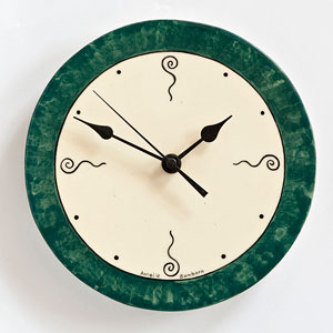 kleine grüne Uhr - schlichte und moderne Fliesenmalerei von Annelie Somborn