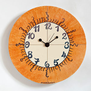 orangefarbene runde Fliesenuhr - handgemalt von Annelie Somborn