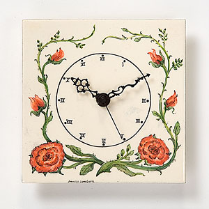 Rosa Rosen - eine Uhr mit Fliesenmalerei von Annelie Somborn