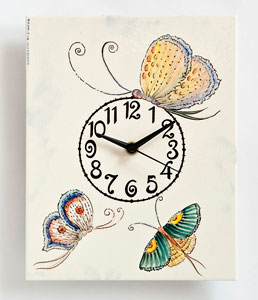 handgemalte Schmetterlinge auf einer Uhr mit Fliesenmalerei