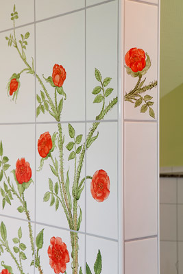 Fliesenbild mit handgemalter Rose im Badezimmer
