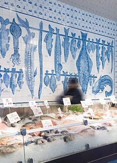 Ansicht der Fliesenmalerei hinter der Fischtheke im Frischeparadies Prenzlauerberg, Berlin