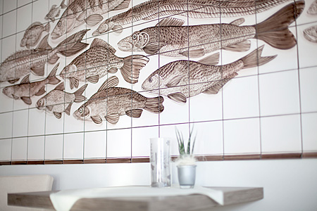 Handgemaltes Fliesenbild im Restaurant 'Wohnküche' in Bleckede