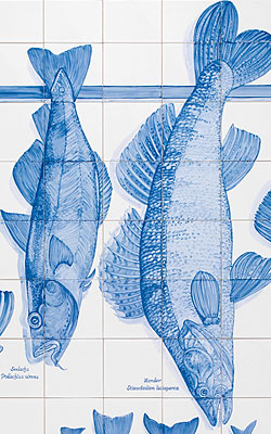 Detail: handgemalte Fische auf Fliesen an der Fischtheke