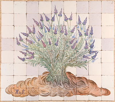 alt wirkende Fliesen, handbemalt mit Lavendel für ein fest verlegtes Fliesenbild in der Küche von Annelie Somborn