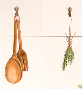 Detail aus dem handgemalten Gemüsestilleben auf Fliesen