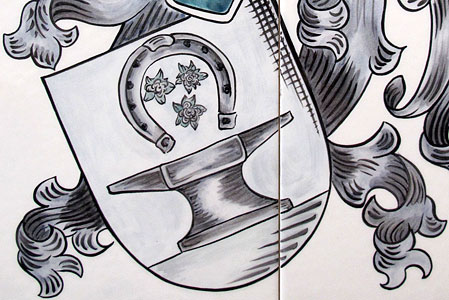 Schmiede-Handwerk - Detail aus dem Wappen auf handgemalten Fliesen von Annelie Somborn