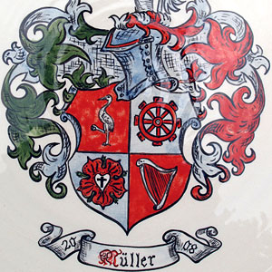 Detail aus dem handgemalten Wappen auf einem Zierteller 